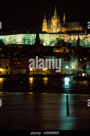 Tempo di notte vista sul fiume Vltava verso il Castello di Praga Praga Repubblica Ceca Foto Stock