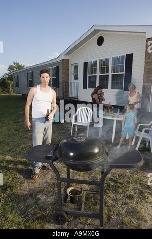 Collare blu famiglie godendo un cookout nella parte anteriore del rimorchio home Foto Stock