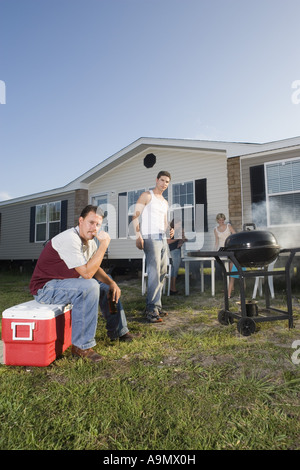 Collare blu famiglie godendo un cookout nella parte anteriore del rimorchio home Foto Stock