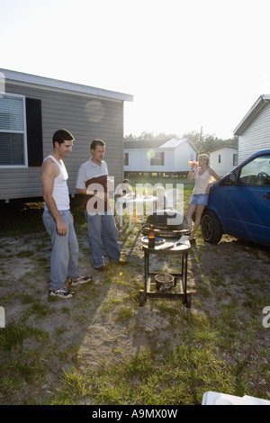 Collare blu famiglie godendo un cookout nella parte anteriore del rimorchio home Foto Stock