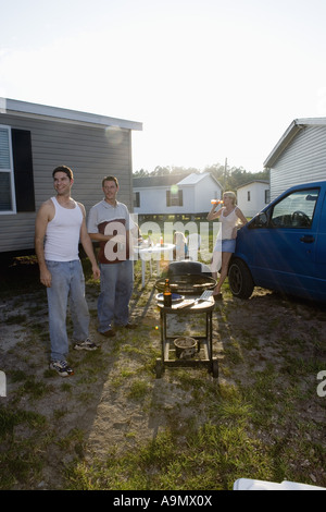 Collare blu famiglie godendo un cookout nella parte anteriore del rimorchio home Foto Stock