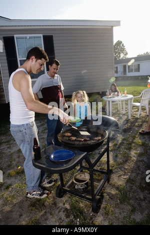 Collare blu famiglie godendo un cookout nella parte anteriore del rimorchio home Foto Stock