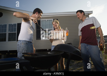 Collare blu famiglie godendo un cookout nella parte anteriore del rimorchio home Foto Stock