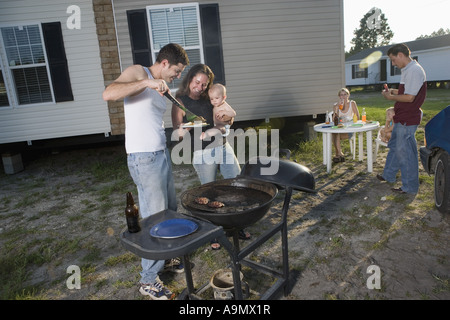 Collare blu famiglie godendo un cookout nella parte anteriore del rimorchio home Foto Stock