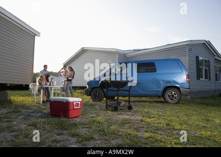 Collare blu famiglie godendo un cookout nella parte anteriore del rimorchio home Foto Stock