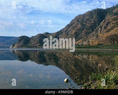 PATEROS STATO DI WASHINGTON STATI UNITI D'AMERICA AGOSTO Pateros lago sul fiume Columbia con riflessioni sulle colline circostanti al lago Foto Stock