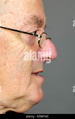 Uomo anziano verticale fino in prossimità del profilo Foto Stock