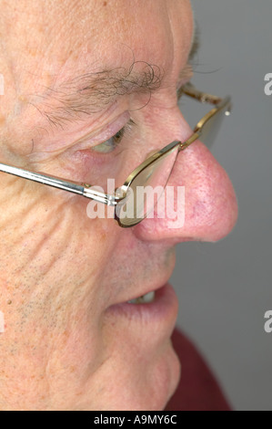 Uomo anziano verticale di chiusura del gesto del viso Foto Stock