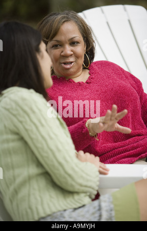 Close up di donne a parlare Foto Stock