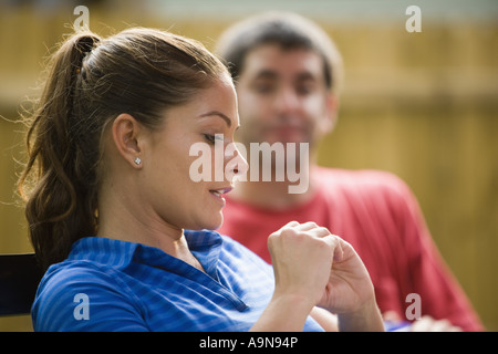 Coppia giovane seduti insieme Foto Stock