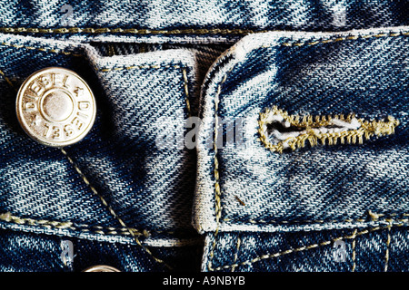 Button vola di una vecchia coppia sbiadita di jeans denim Foto Stock