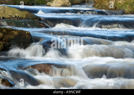 Paesaggio di serie di piccole cascate nel babbling, Foto Stock