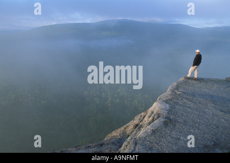 Escursionista su Roger la mensola di sunrise, White Mountain National Forest, New Hampshire, America del Nord Foto Stock