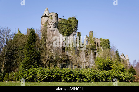 Oltre cresciuta la rovina del castello di Buchanan vicino al villaggio di Drymen Stirlingshire Foto Stock