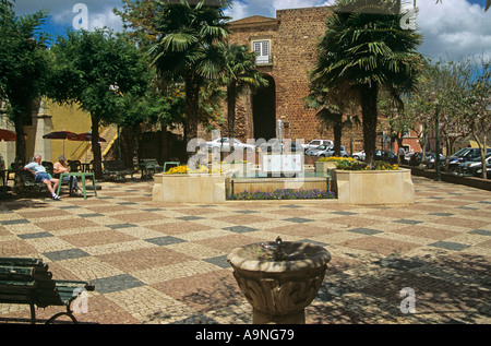 SILVES Algarve Portogallo Europa Può il bel lastricato Town Square nella città Foto Stock