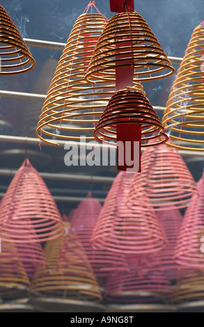 Bobine di incenso a Tim Hau tempio, Hong Kong SAR Foto Stock
