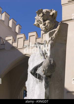 Congelati scultura statua vicino a Karlsplatz tor gate Stachus square plaza Monaco di Baviera Monaco di Baviera Baviera Baviera Germania monumento di viaggio arch Foto Stock