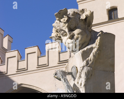 Congelati scultura statua vicino a Karlsplatz tor gate Stachus square plaza Monaco di Baviera Monaco di Baviera Baviera Baviera Germania monumento di viaggio arch Foto Stock