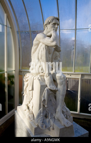 Statua del Re Roberto di Sicilia presso il palazzo di kibble serra vittoriana Botanical Gardens, Glasgow, Scozia. Foto Stock