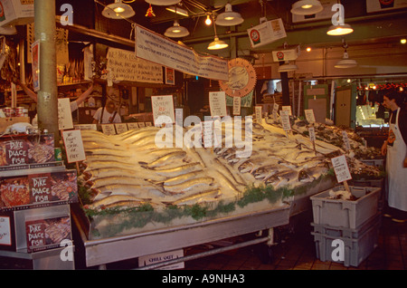 SEATTLE nello stato di Washington USA settembre uno dei tanti pesci e frutti di mare si spegne in Pike Place Market Foto Stock