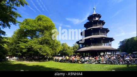 Giardino della birra Torre Cinese Giardino Inglese Monaco di Baviera Germania Europa godono di bere birra estate cultura alcol Foto Stock