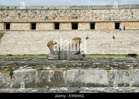 Due intitolata Jaguar trono e Palazzo del Governatore Puuc stile architettonico di Uxmal consentono di rovine Maya la penisola dello Yucatan Messico 2007 Foto Stock