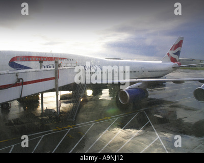 Aeroporto di heathrow Londra Inghilterra gran bretagna aeroporto del Regno Unito pioggia piano meteo mosca bagnata di arresto Foto Stock