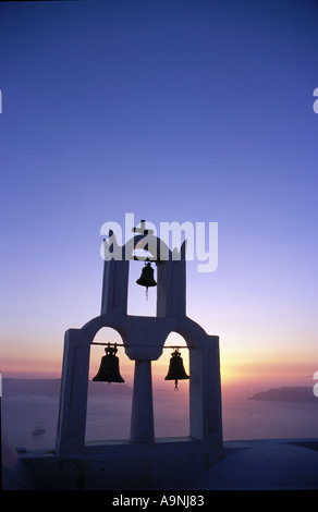 Chiesa greco-ortodossa di campane a Santorini Foto Stock