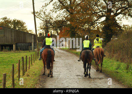 I piloti a cavallo su un vicolo del paese a Hertfordshire Foto Stock