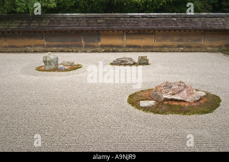 Zen famoso giardino di roccia presso il Tempio di Ryoanji, Kyoto, Giappone Foto Stock