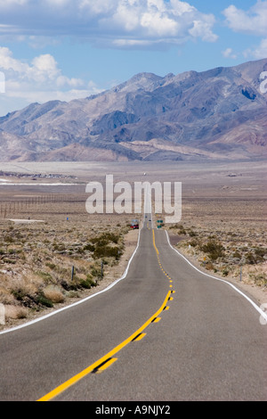 La Statale 190 a est del lago Owens nella contea di Inyo in California negli Stati Uniti d'America Foto Stock