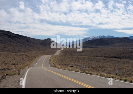 La Statale 190 a est del lago Owens nella contea di Inyo in California negli Stati Uniti d'America Foto Stock