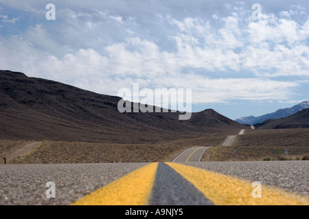 La Statale 190 a est del lago Owens nella contea di Inyo in California negli Stati Uniti d'America Foto Stock