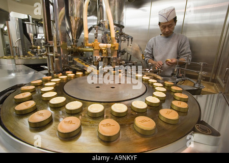 Una macchina consente di automatizzare il processo di creazione giapponese dolci di pasticceria di Kyoto la regione di Kansai Giappone Foto Stock
