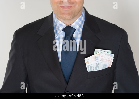 Uomo con un pocketful di Euro Foto Stock