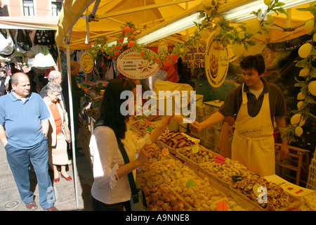 Mercato italiano a Bologna Foto Stock