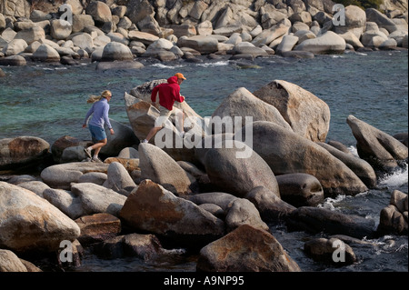 Un giovane che corre lungo la riva del lago di Tahoe CA Foto Stock