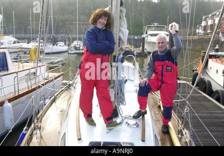 Gwyneth Lewis è stato il primo poeta nazionale del Galles 2005-06 lei è raffigurato sul suo yacht Jameeleh con suo marito Leighton Foto Stock