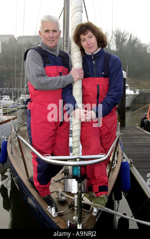 Gwyneth Lewis è stato il primo poeta nazionale del Galles 2005-06 lei è raffigurato sul suo yacht Jameeleh con suo marito Leighton Foto Stock