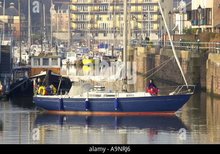 Gwyneth Lewis è stato il primo poeta nazionale del Galles 2005-06 lei è raffigurato sul suo yacht Jameeleh con suo marito Leighton Foto Stock