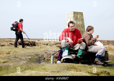 Visite guidate a piedi gruppo sosta per pranzo presso il punto di innesco sul Offas Dyke sentiero crinale Hatterrall Galles Inghilterra border REGNO UNITO Foto Stock