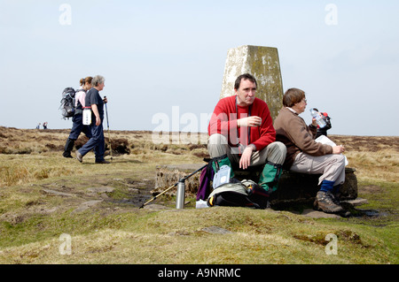 Visite guidate a piedi gruppo sosta per pranzo presso il punto di innesco sul Offas Dyke sentiero crinale Hatterrall Galles Inghilterra border REGNO UNITO Foto Stock
