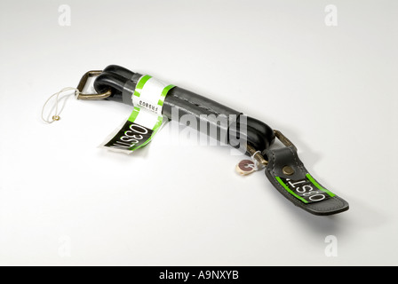 Maniglia della valigia mancante nella valigia di una cintura di ritiro bagagli dell'aeroporto. Foto Stock