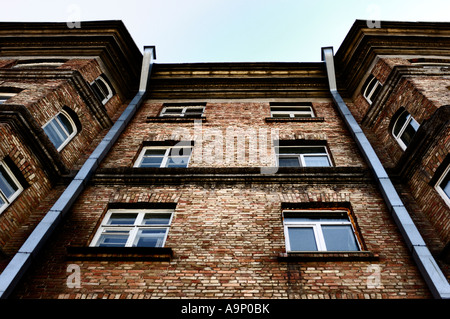 Pareti di mattoni rosso scuro di un vecchio edificio Foto Stock
