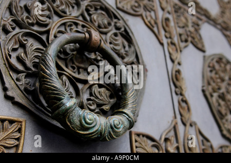 Vecchio decorata porta di metallo in ottone maniglia vintage Foto Stock