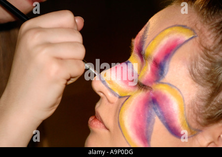 Trucco artista che lavora su una donna faccia fare artistico fino Foto Stock