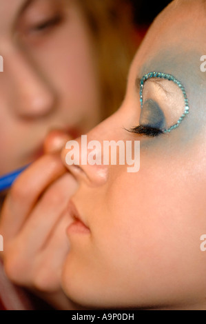 Trucco artista che lavora su una donna faccia fare artistico fino Foto Stock