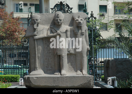 Statue nel museo Egizio motivi, il Cairo Foto Stock