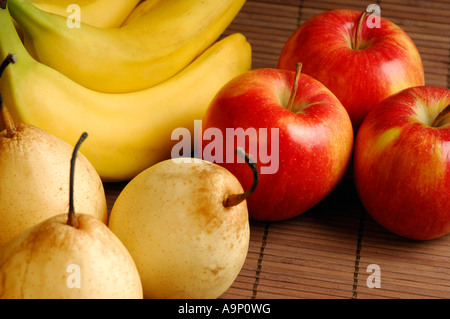 Gustosa frutta fresca banane rosse mele e pere cinesi nashi artistiche arte fine food still life Foto Stock