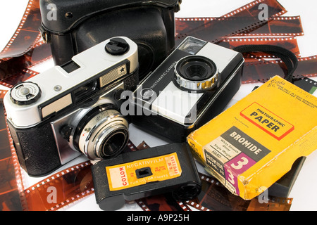 Vintage telecamere film con carta fotografica rotolo negativo e custodia Foto Stock